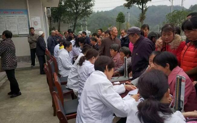 健康扶貧送健康，下鄉(xiāng)義診暖民心