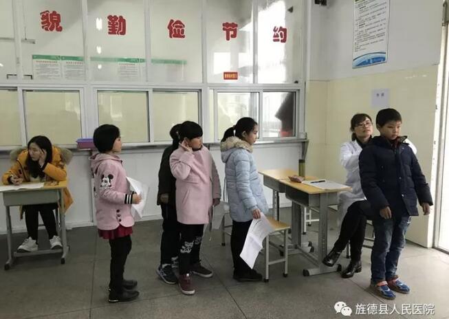 縣醫(yī)院組織醫(yī)護(hù)團(tuán)隊(duì)為啟航學(xué)校學(xué)生健康體檢