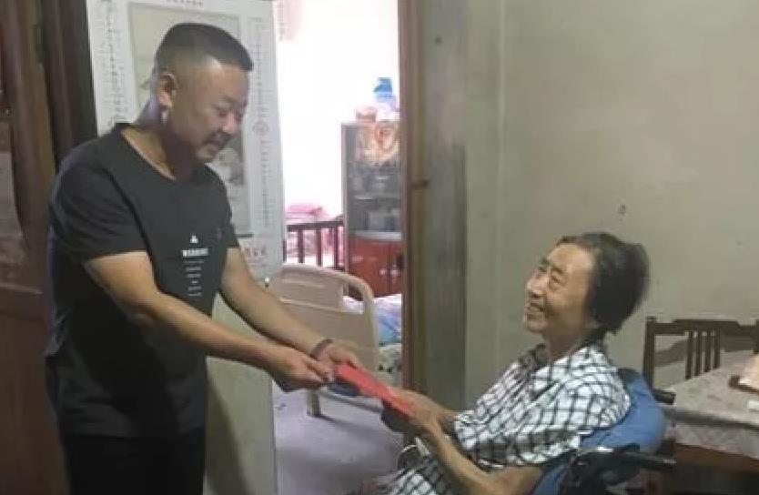旌德縣人民醫(yī)院開展“七一”慰問和為離退休老黨員送學活動